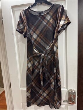 R&K Short-Sleeve Plaid Tie-Waist Midi Dress in Brown and Tan